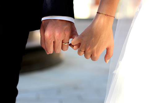 Brautpaar reicht sich die Hand / iStock / Varena, EyeEm Mobile GmbH Brautpaar reicht sich die Hand